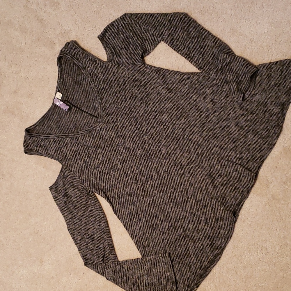 Alya sweater shoulder cutout